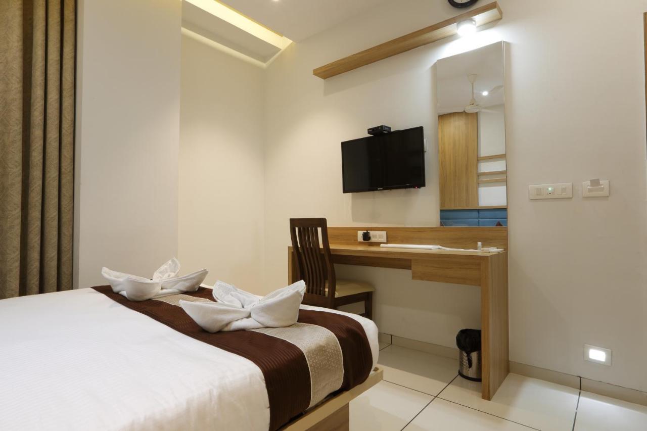 Hotel Decent Unjha 外观 照片